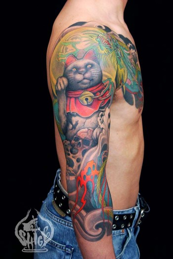 Tatuaje de un gato japonés con algunas calaveras para el brazo