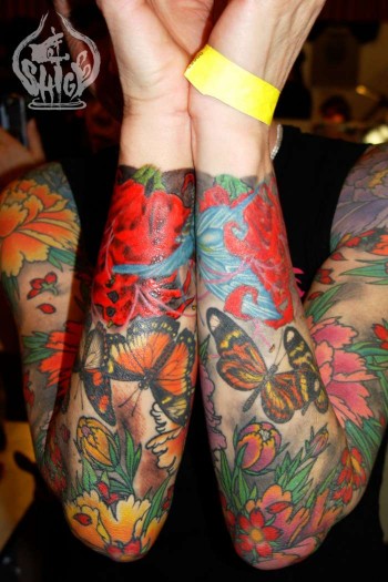 Tatuaje japonés de mariposas y flores en el antebrazo