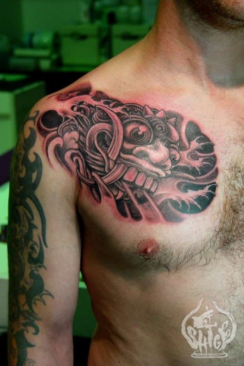 Tatuaje japonés con agua viento y parte de la cabeza de un ogro