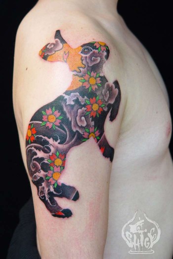 Tatuaje de un conejo con flores y olas japonesas dentro