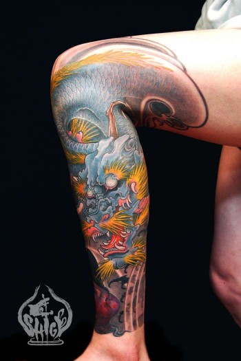 Tatuaje de un dragón japonés en la pierna a color