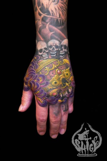 Tatuaje de unas calaveras en la mano