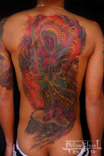 Tatuaje japonés de un ogro guerrero. Tatuaje en la espalda