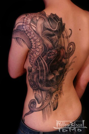 Tatuaje de pulpo gigante en la espalda.