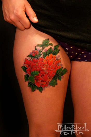 Tatuaje para mujeres de flor en la pierna