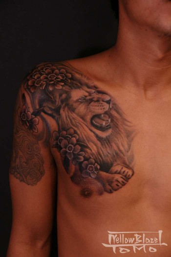 Tatuaje de leon en el pecho.