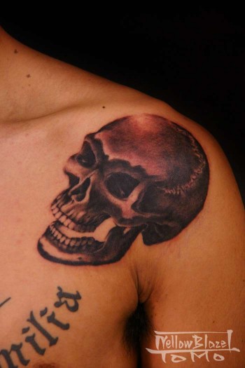 Tatuaje de calavera en el hombro