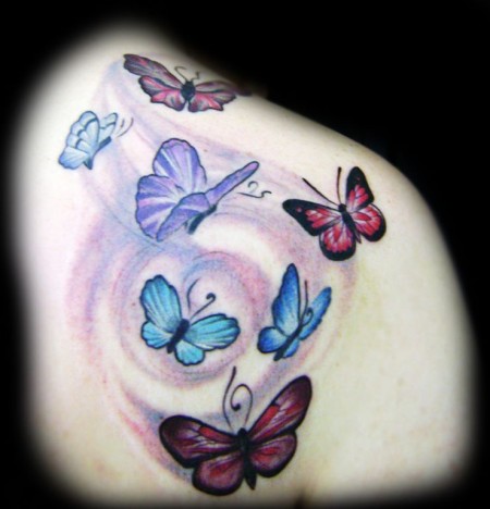 Tatuaje de mariposas revoloteando