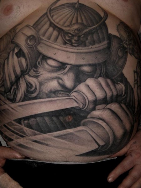 Tatuaje de un fantasmal samurai atacando