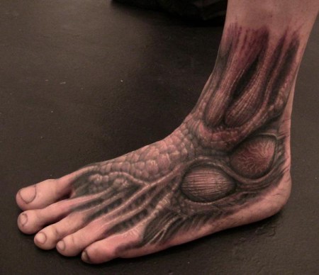 Tatuaje del pie como si fuera de un monstruo