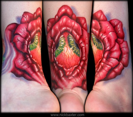Tatuaje de un ojo saliendo de la carne en forma de flor