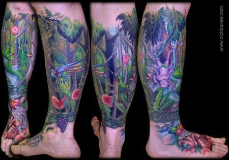 Tatuaje de una jungla en pierna y pie