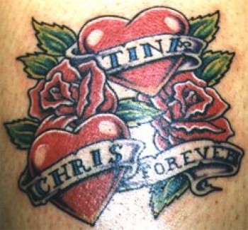 Tatuaje dos corazones con rosas