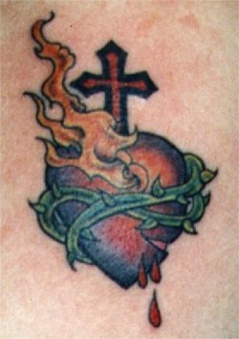 Tatuaje del sagrado corazó con cruz detrás
