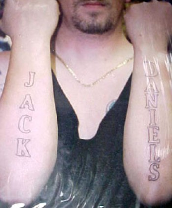 Tatuaje del texto jack daniels en el antebrazo