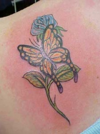 Tatuaje de una mariposa y una rosa. Tattoo para mujeres