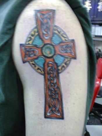 Tatuaje de una cruz en el brazo - Tatuajes de Cruces
