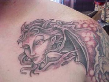 Tatuaje de una diablesa en el hombro