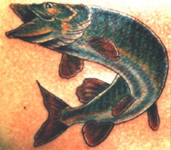 Tatuaje de un pez con la boca abierta