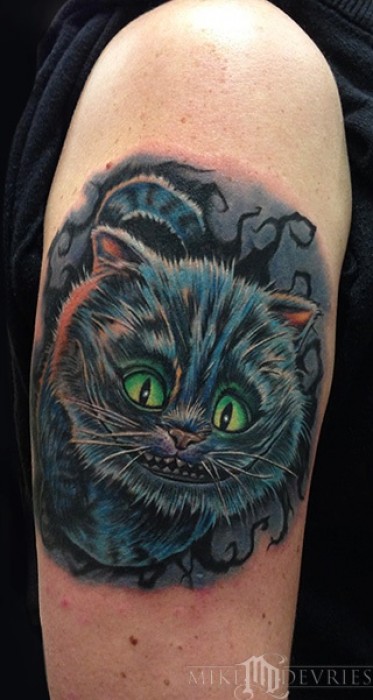 Tatuaje del gato de Alicia en el país de las maravillas