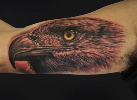 Tatuaje de una cabeza de águila