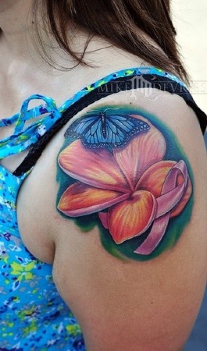 Tatuaje de una flor con una mariposa y un lazo