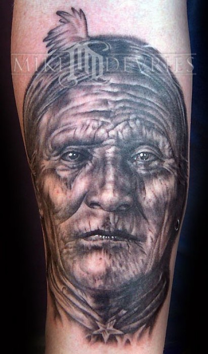 Tatuaje de una cara de anciano indio