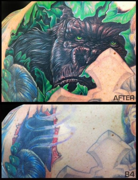 Tatuaje de un gorila asomando entre las hiervas