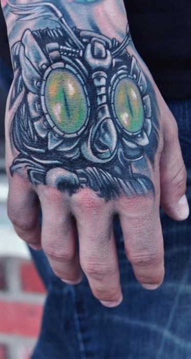 Tatuaje de un búho en la mano