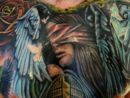 Tatuaje de un ángel con los ojos vendados