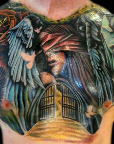 Tatuaje de un ángel tras las puertas del cielo