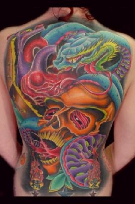 Tatuaje de una serpiente y una calavera en la espalda