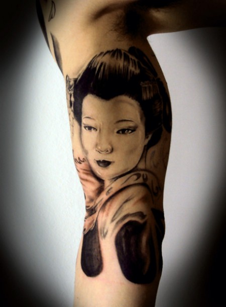 Tatuaje de la cabeza de una geisha en la parte interior del brazo