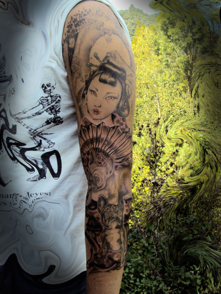 Tatuaje de una geisha con abanico en el brazo con algunos perros