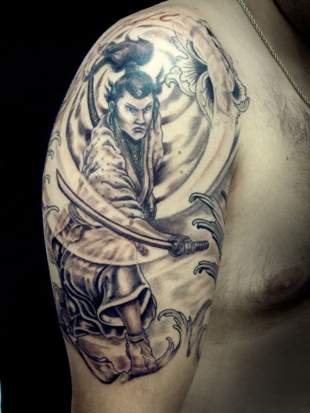 Tatuaje de un samurai haciendo un corte con su espada