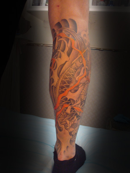 Tatuaje de una carpa bajando por la pierna