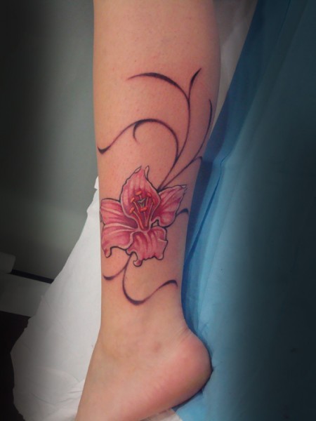 Tatuaje de una planta de tallo fino con una flor