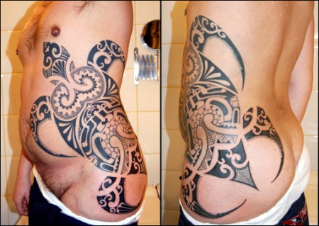 Tatuaje de una tortuga Maorí en el costado