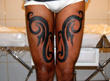 Tatuajes de tribales en las piernas