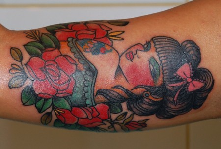 Tatuaje de un brazalete de rosas con una chica mirando