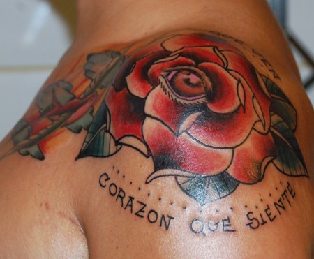 Tatuaje de una rosa y una frase al lado