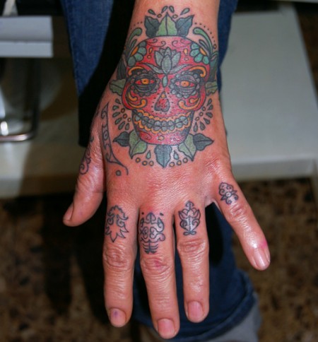 Tatuaje en la mano de una calavera mexicana