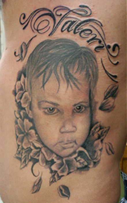 Tatuaje de un retrato con flores