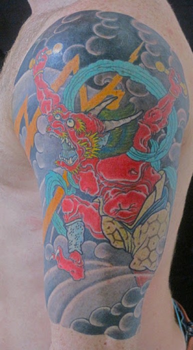 Tatuaje de un ogro japonés de la tormenta