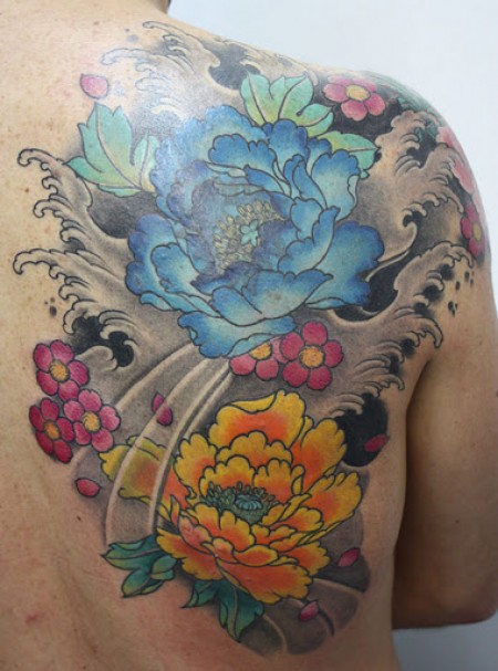 Tatuaje de flores flotando entre las olas
