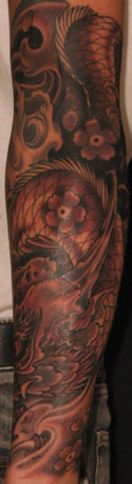 Tatuaje de un dragón japonés bajando por el brazo