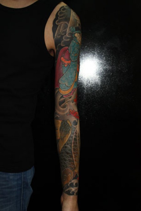 Tatuaje japonés de manga, en el brazo de una carpa y una persona