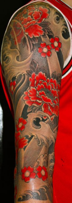 Tatuaje de flores y olas de estilo japonés