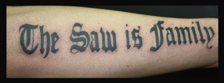 Tatuaje de una frase en el antebrazo