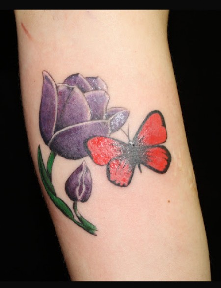 Tatuaje de una mariposa y una rosa